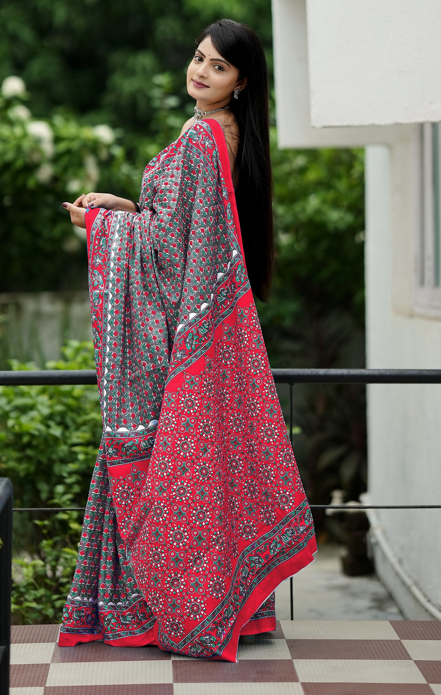 Grey-Red Cotton Mul Printed Saree