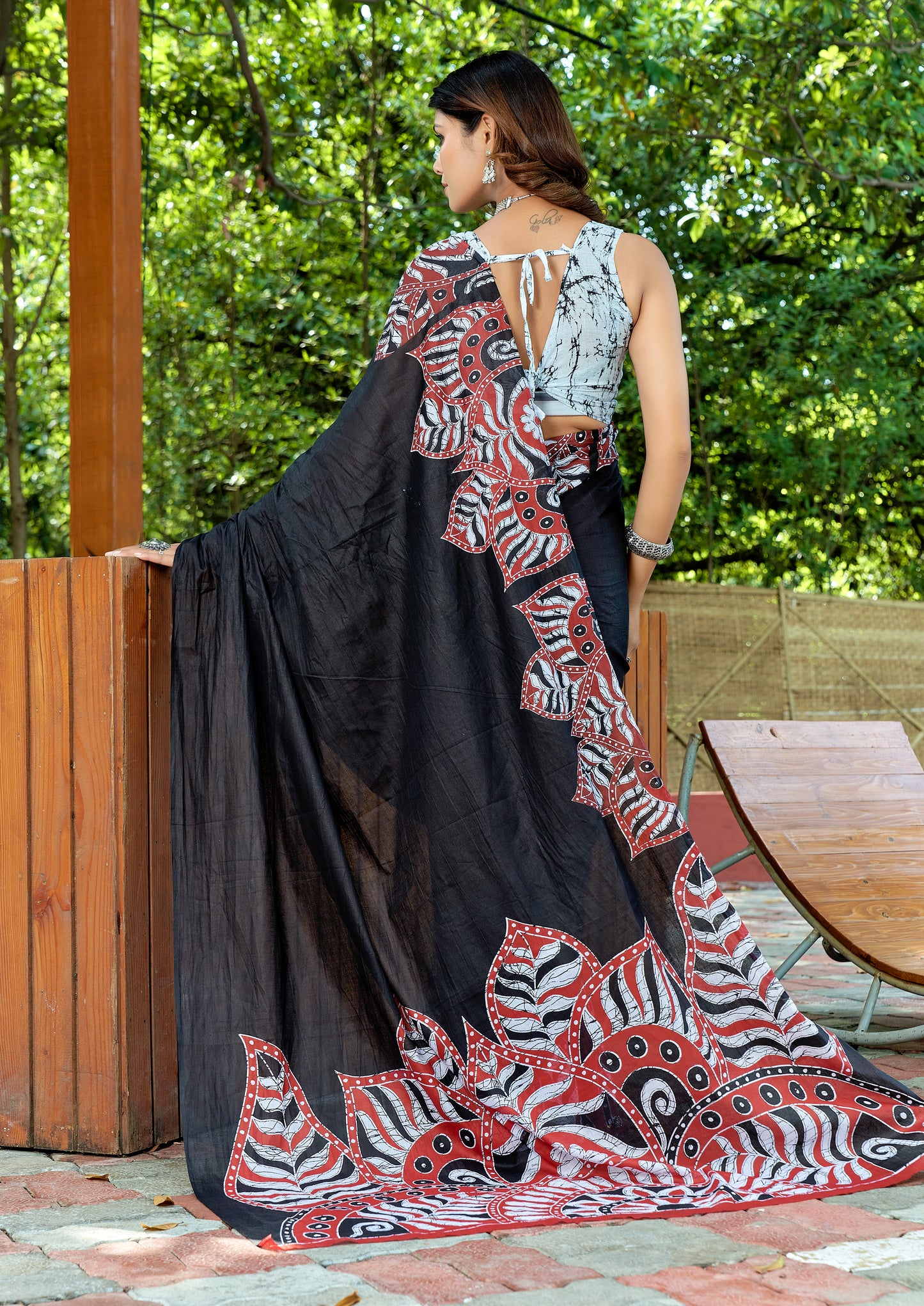 Elegent Black Cotton Mul Printed Saree